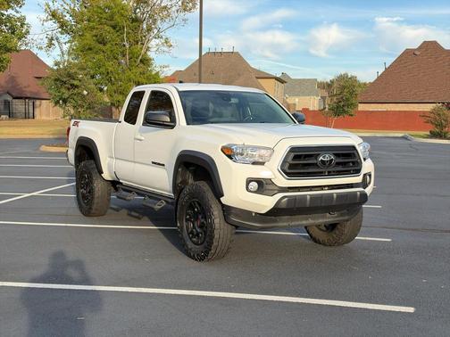 Ice Cap 2023 Toyota Tacoma SR5