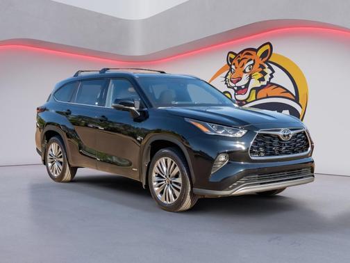 Midnight Black Metallic 2026 Toyota Highlander Hybrid Platinum