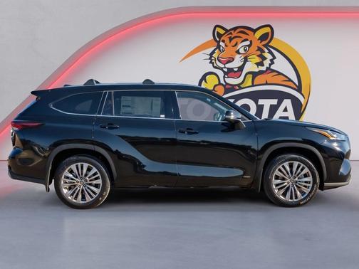 Midnight Black Metallic 2026 Toyota Highlander Hybrid Platinum