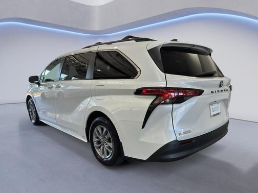 2022 Toyota Sienna XLE 8 Passenger