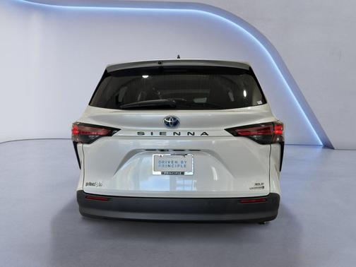 2022 Toyota Sienna XLE 8 Passenger