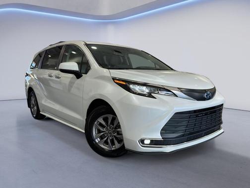 2022 Toyota Sienna XLE 8 Passenger