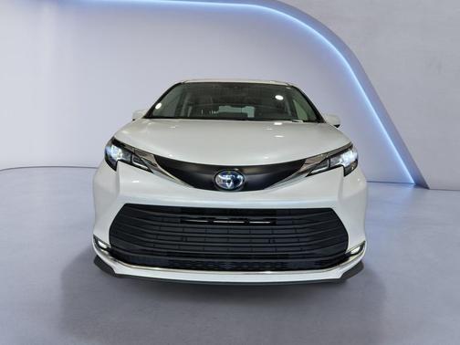2022 Toyota Sienna XLE 8 Passenger