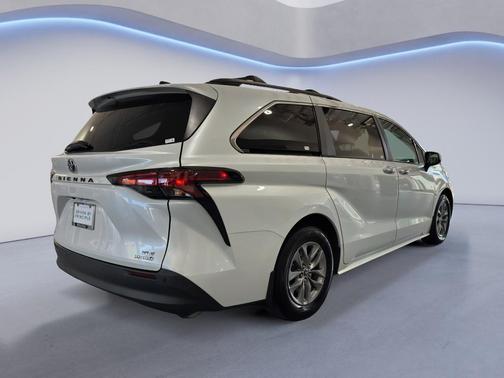 2022 Toyota Sienna XLE 8 Passenger