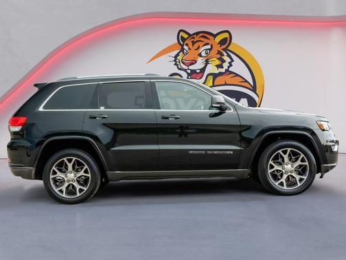 Diamond Black Crystal Pearlcoat 2018 Jeep Grand Cherokee Sterling Edition