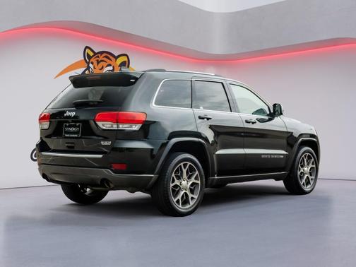 Diamond Black Crystal Pearlcoat 2018 Jeep Grand Cherokee Sterling Edition