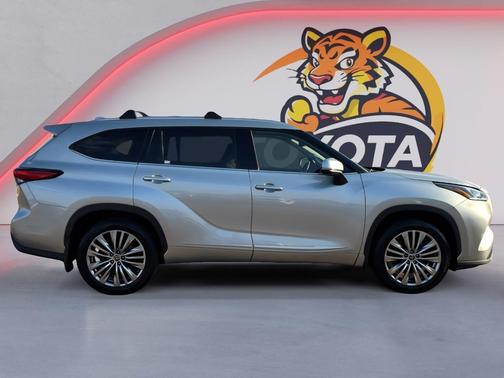 Celestial Silver Metallic 2023 Toyota Highlander Hybrid Platinum