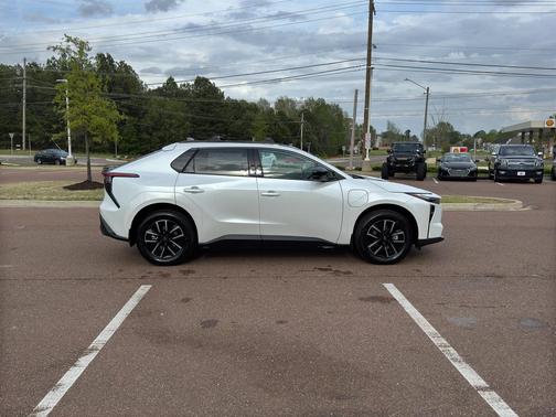 Wind Chill Pearl 2026 Toyota bZ XLE Plus