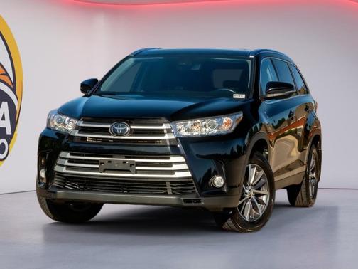 Midnight Black Metallic 2019 Toyota Highlander XLE
