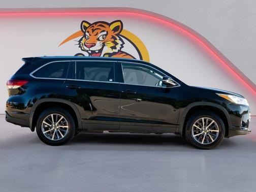 Midnight Black Metallic 2019 Toyota Highlander XLE