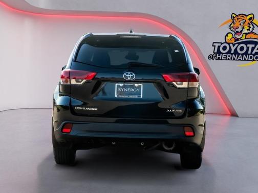 Midnight Black Metallic 2019 Toyota Highlander XLE