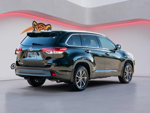 Midnight Black Metallic 2019 Toyota Highlander XLE