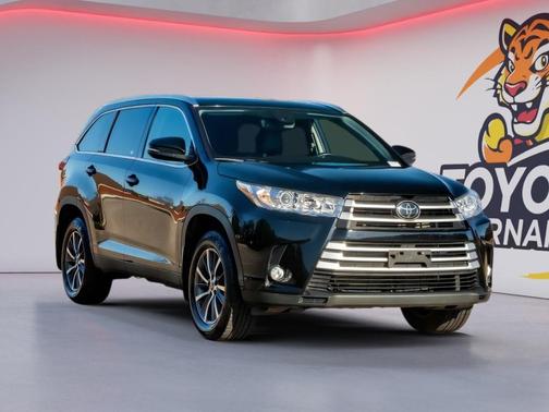Midnight Black Metallic 2019 Toyota Highlander XLE