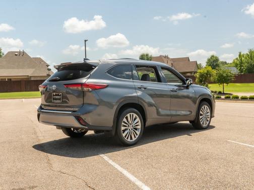 Magnetic Gray Metallic 2023 Toyota Highlander Platinum
