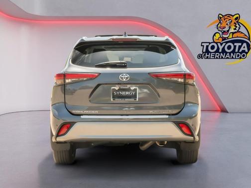 Magnetic Gray Metallic 2023 Toyota Highlander Platinum