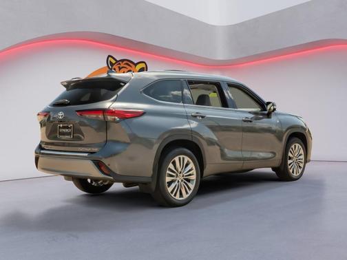 Magnetic Gray Metallic 2023 Toyota Highlander Platinum