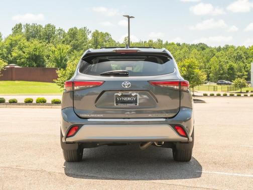 Magnetic Gray Metallic 2023 Toyota Highlander Platinum
