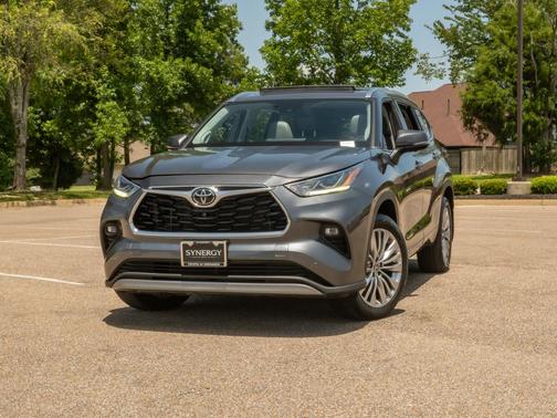 Magnetic Gray Metallic 2023 Toyota Highlander Platinum