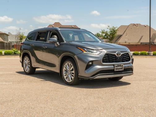 Magnetic Gray Metallic 2023 Toyota Highlander Platinum