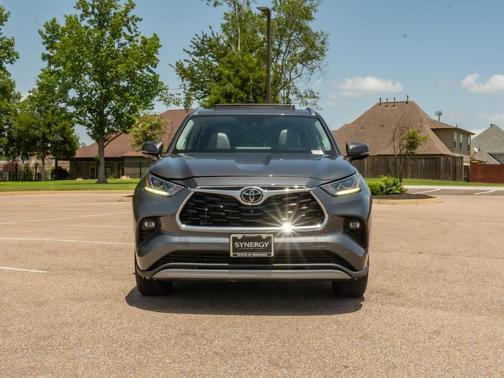 Magnetic Gray Metallic 2023 Toyota Highlander Platinum
