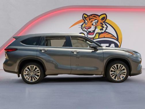 Magnetic Gray Metallic 2023 Toyota Highlander Platinum