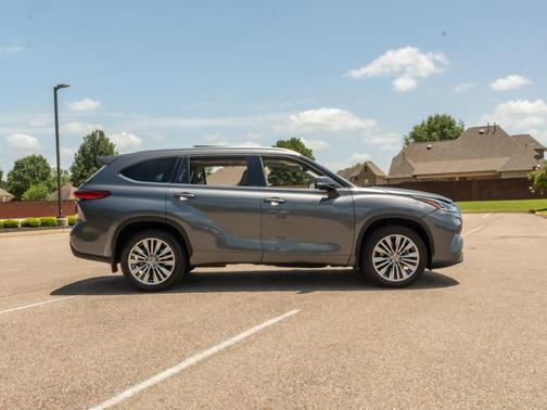 Magnetic Gray Metallic 2023 Toyota Highlander Platinum