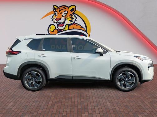 Everest White Pearl 2024 Nissan Rogue SV