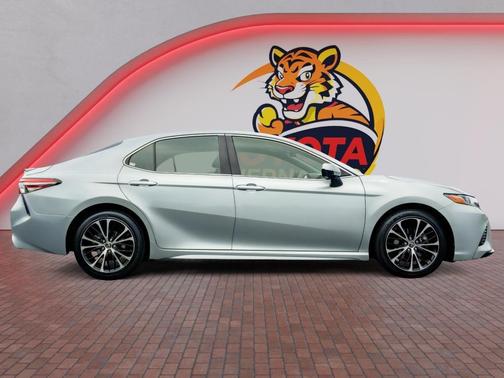 Celestial Silver Metallic 2018 Toyota Camry SE