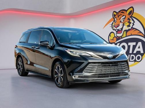 Midnight Black Metallic 2025 Toyota Sienna Platinum