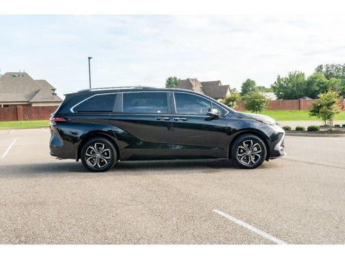 Midnight Black Metallic 2025 Toyota Sienna Platinum
