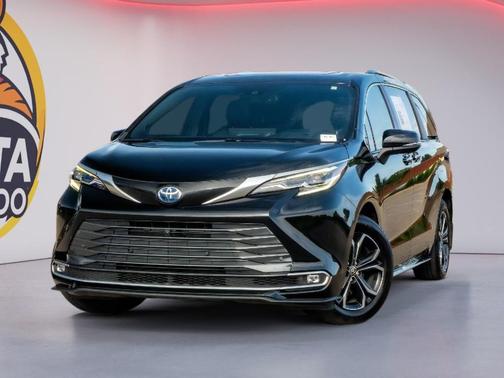 Midnight Black Metallic 2025 Toyota Sienna Platinum
