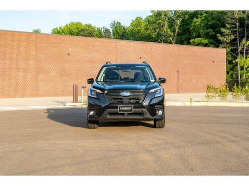 Crystal Black Silica 2024 Subaru Forester Premium