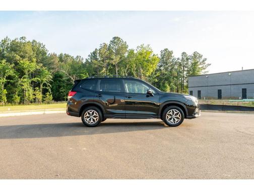 Crystal Black Silica 2024 Subaru Forester Premium
