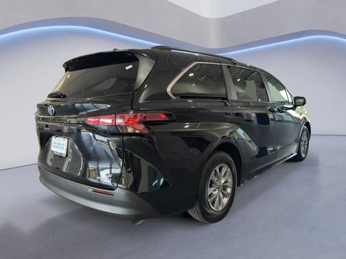 2022 Toyota Sienna LE