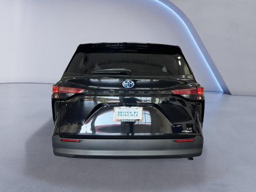 2022 Toyota Sienna LE