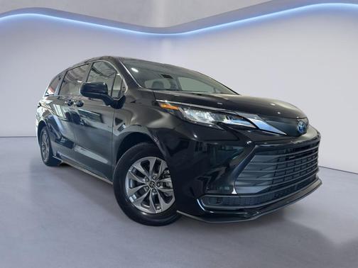 2022 Toyota Sienna LE