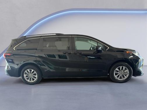 2022 Toyota Sienna LE