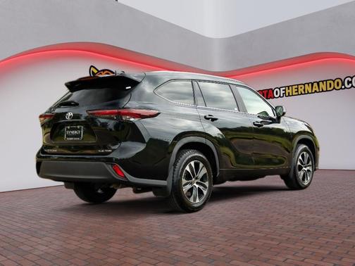 Midnight Black Metallic 2026 Toyota Highlander XLE