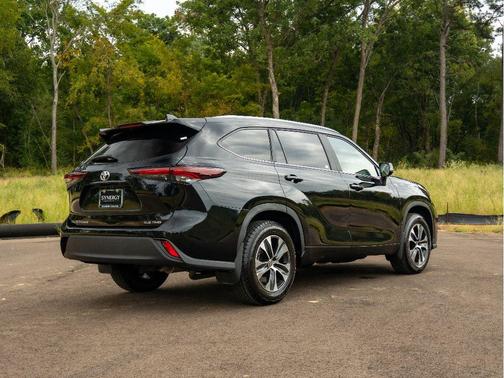 Midnight Black Metallic 2026 Toyota Highlander XLE