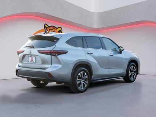 Celestial Silver Metallic 2024 Toyota Highlander XLE