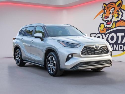 Celestial Silver Metallic 2024 Toyota Highlander XLE