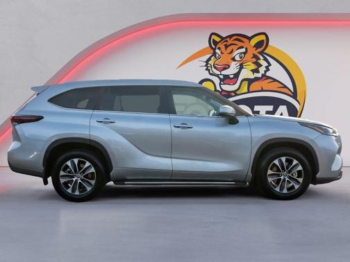 Celestial Silver Metallic 2024 Toyota Highlander XLE