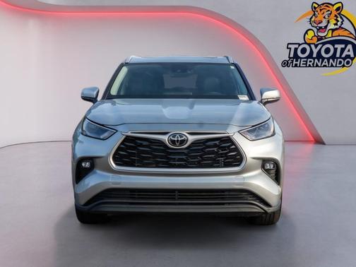Celestial Silver Metallic 2024 Toyota Highlander XLE