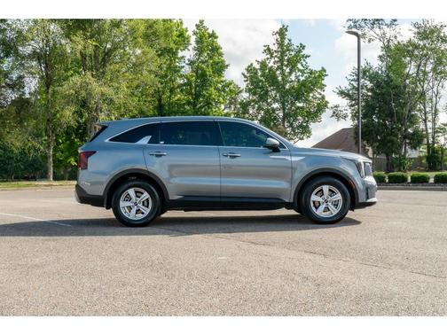 Everlasting Silver 2025 Kia Sorento LX