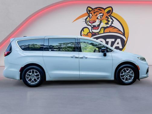 Bright White Clearcoat 2025 Chrysler Pacifica L