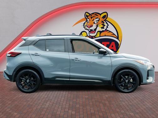 Boulder Gray Pearl 2022 Nissan Kicks SR