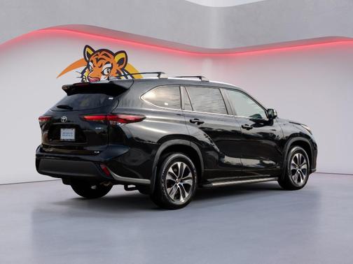 2025 Toyota Highlander Hybrid XLE