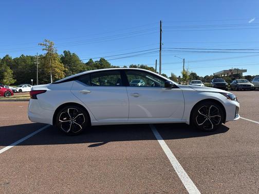 2024 Nissan Altima SR FWD