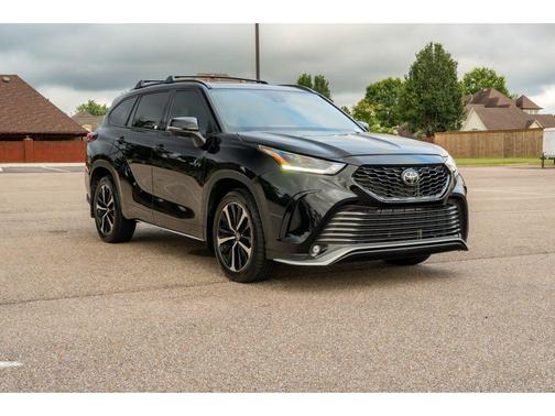 Midnight Black Metallic 2022 Toyota Highlander XSE