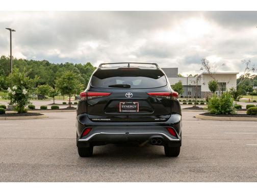 Midnight Black Metallic 2022 Toyota Highlander XSE